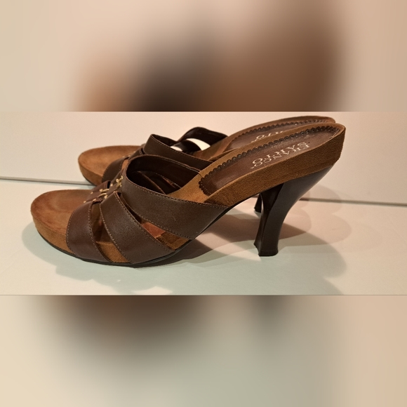 Gorgous Leather Heel Sandals - Picture 2 of 6